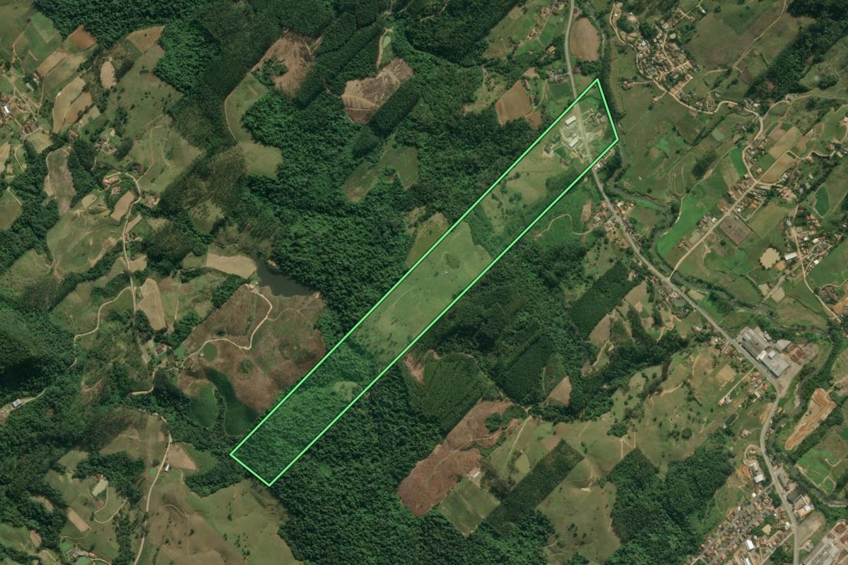 Imagem de satélite do imóvel rural em Presidente Getúlio (SC), com o contorno declarado no CAR desenhado por cima.
