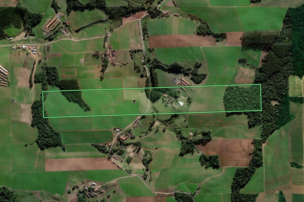 Imagem de satélite do imóvel rural em Presidente Getúlio (SC), com o contorno declarado no CAR desenhado por cima.