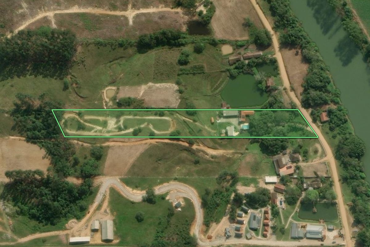 Imagem de satélite do imóvel rural em Presidente Getúlio (SC), com o contorno declarado no CAR desenhado por cima.