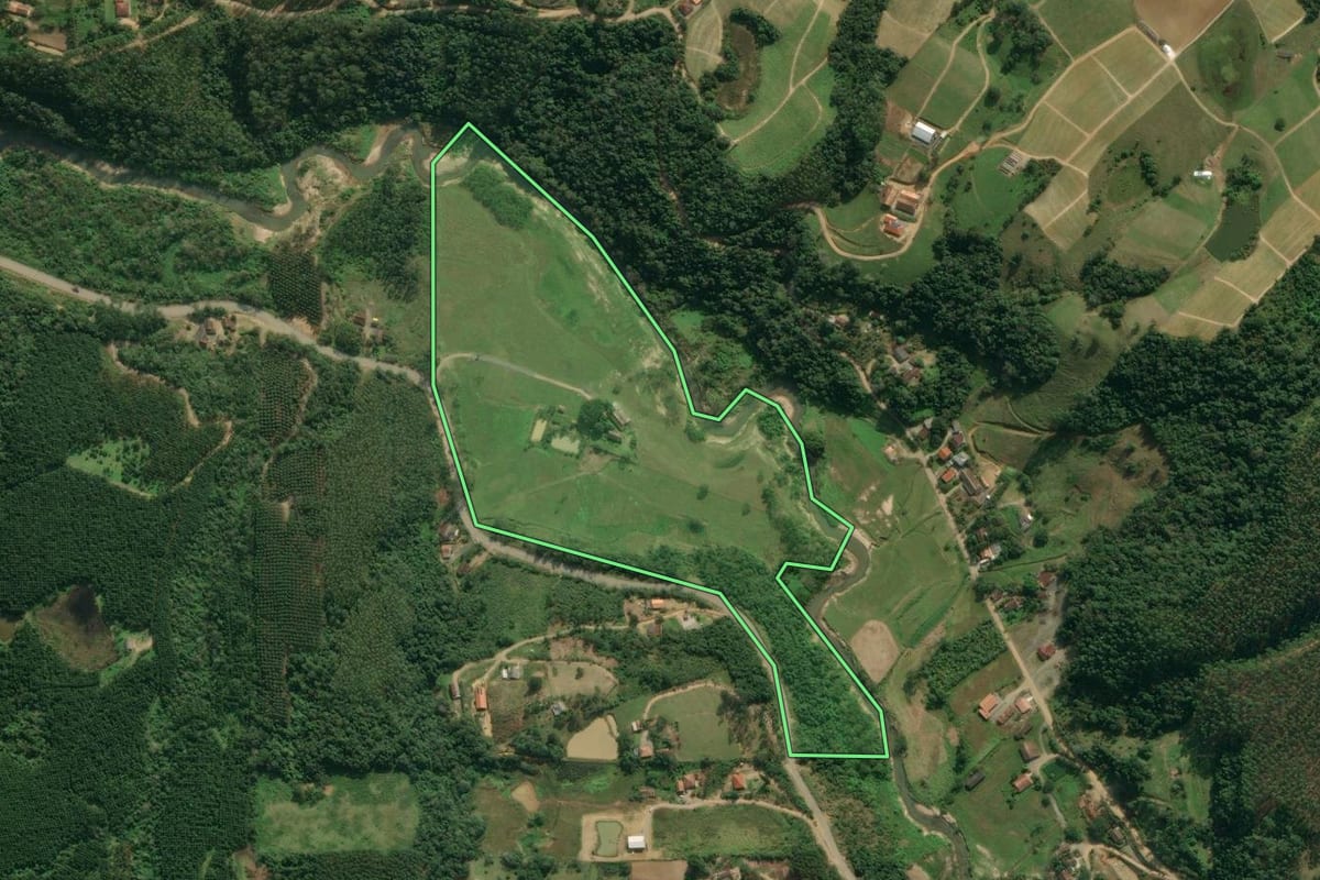 Imagem de satélite do imóvel rural em Presidente Getúlio (SC), com o contorno declarado no CAR desenhado por cima.