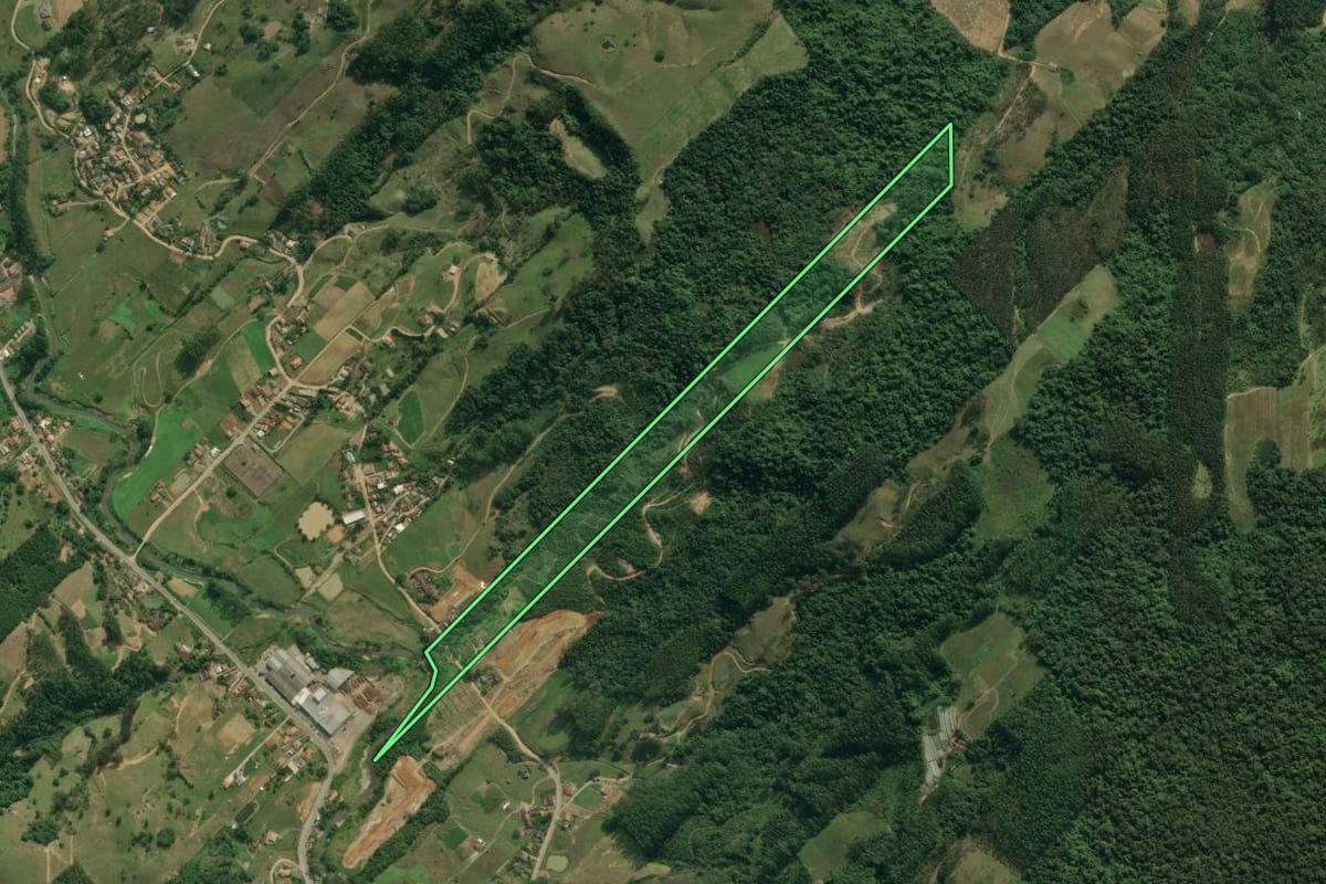 Imagem de satélite do imóvel rural em Presidente Getúlio (SC), com o contorno declarado no CAR desenhado por cima.