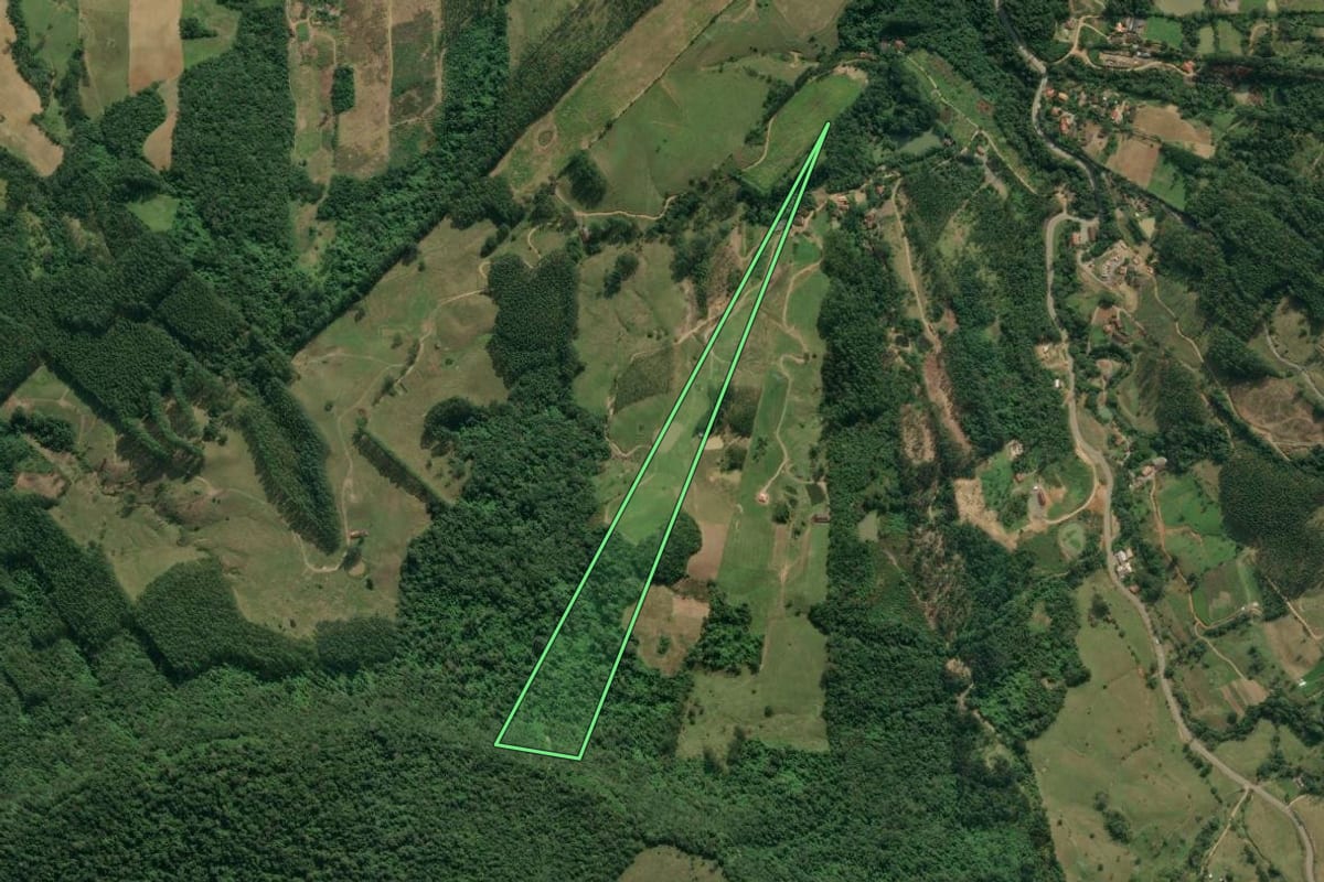 Imagem de satélite do imóvel rural em Presidente Getúlio (SC), com o contorno declarado no CAR desenhado por cima.