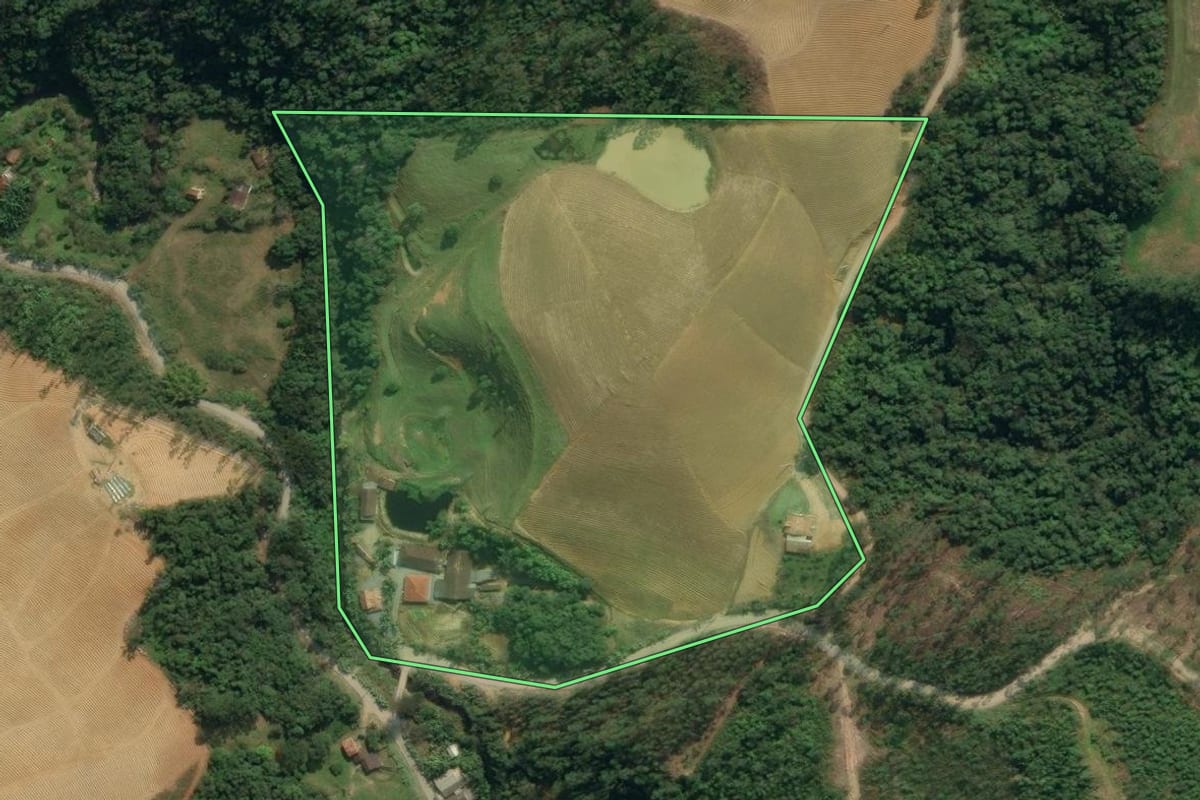 Imagem de satélite do imóvel rural em Presidente Nereu (SC), com o contorno declarado no CAR desenhado por cima.