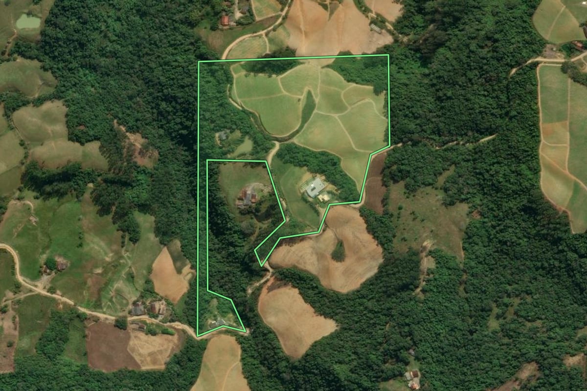 Imagem de satélite do imóvel rural em Presidente Nereu (SC), com o contorno declarado no CAR desenhado por cima.