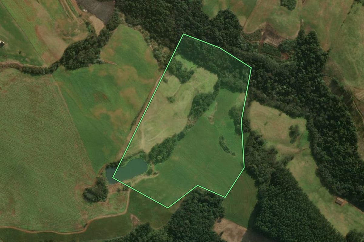 Imagem de satélite do imóvel rural em Princesa (SC), com o contorno declarado no CAR desenhado por cima.