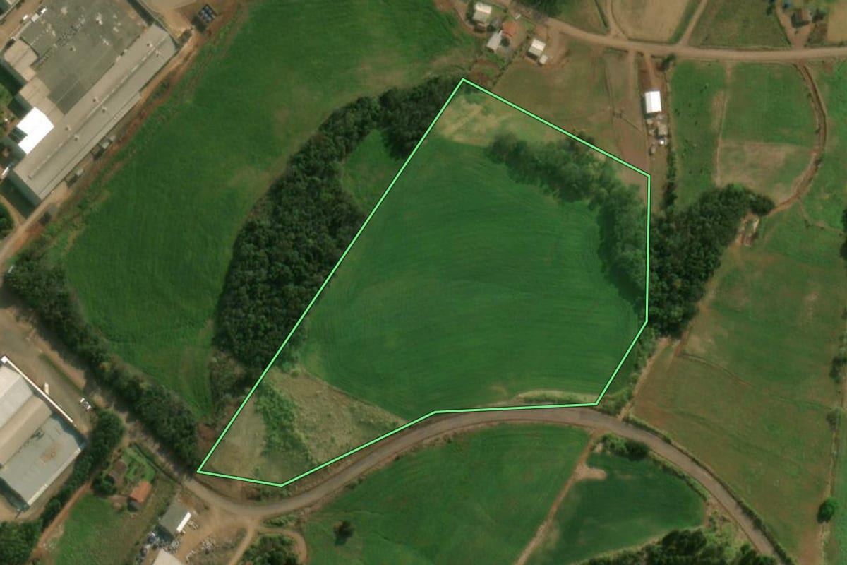 Imagem de satélite do imóvel rural em Princesa (SC), com o contorno declarado no CAR desenhado por cima.