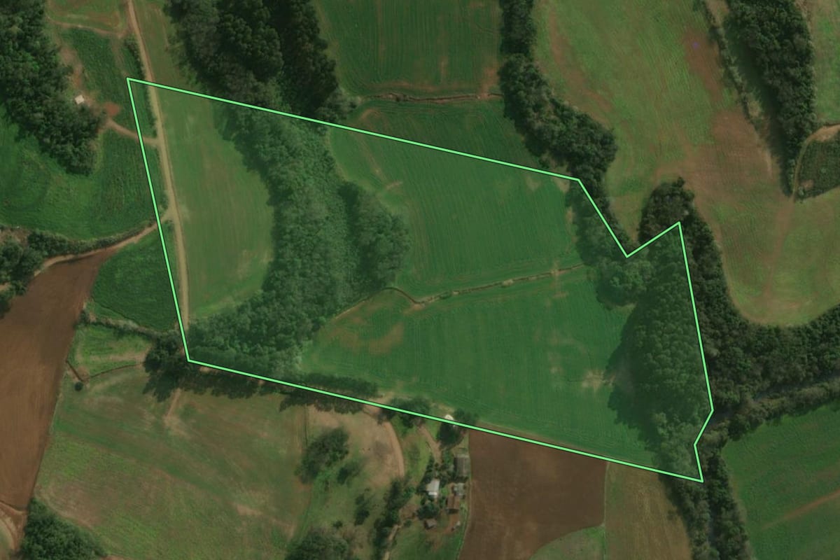 Imagem de satélite do imóvel rural em Princesa (SC), com o contorno declarado no CAR desenhado por cima.