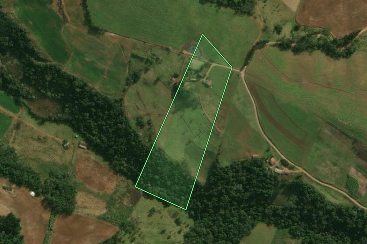 Imagem de satélite do imóvel rural em Princesa (SC), com o contorno declarado no CAR desenhado por cima.