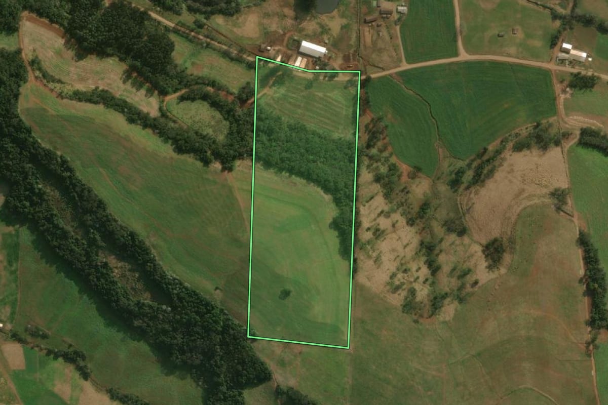 Imagem de satélite do imóvel rural em Princesa (SC), com o contorno declarado no CAR desenhado por cima.