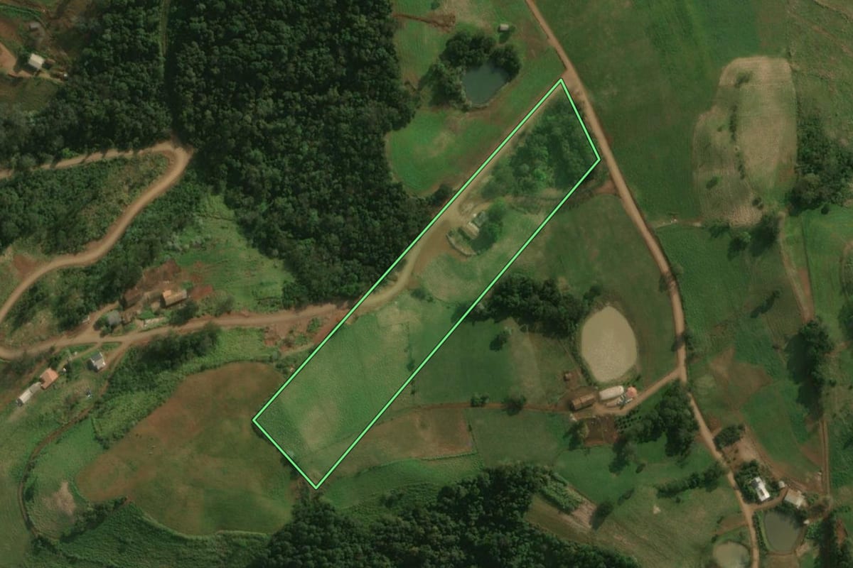 Imagem de satélite do imóvel rural em Princesa (SC), com o contorno declarado no CAR desenhado por cima.