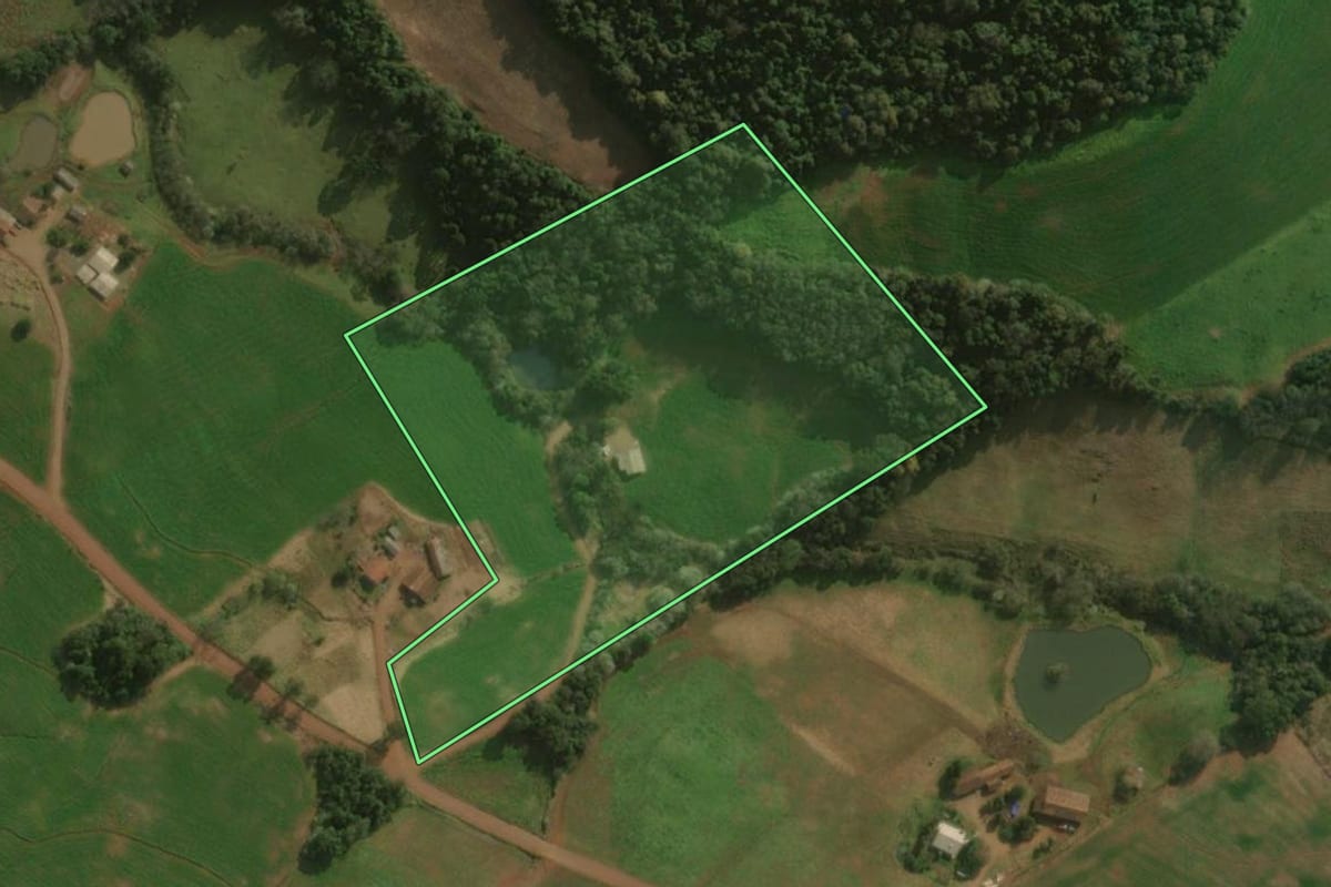 Imagem de satélite do imóvel rural em Princesa (SC), com o contorno declarado no CAR desenhado por cima.