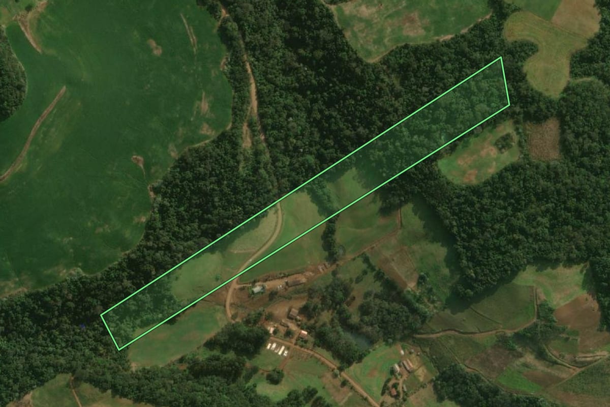 Imagem de satélite do imóvel rural em Princesa (SC), com o contorno declarado no CAR desenhado por cima.