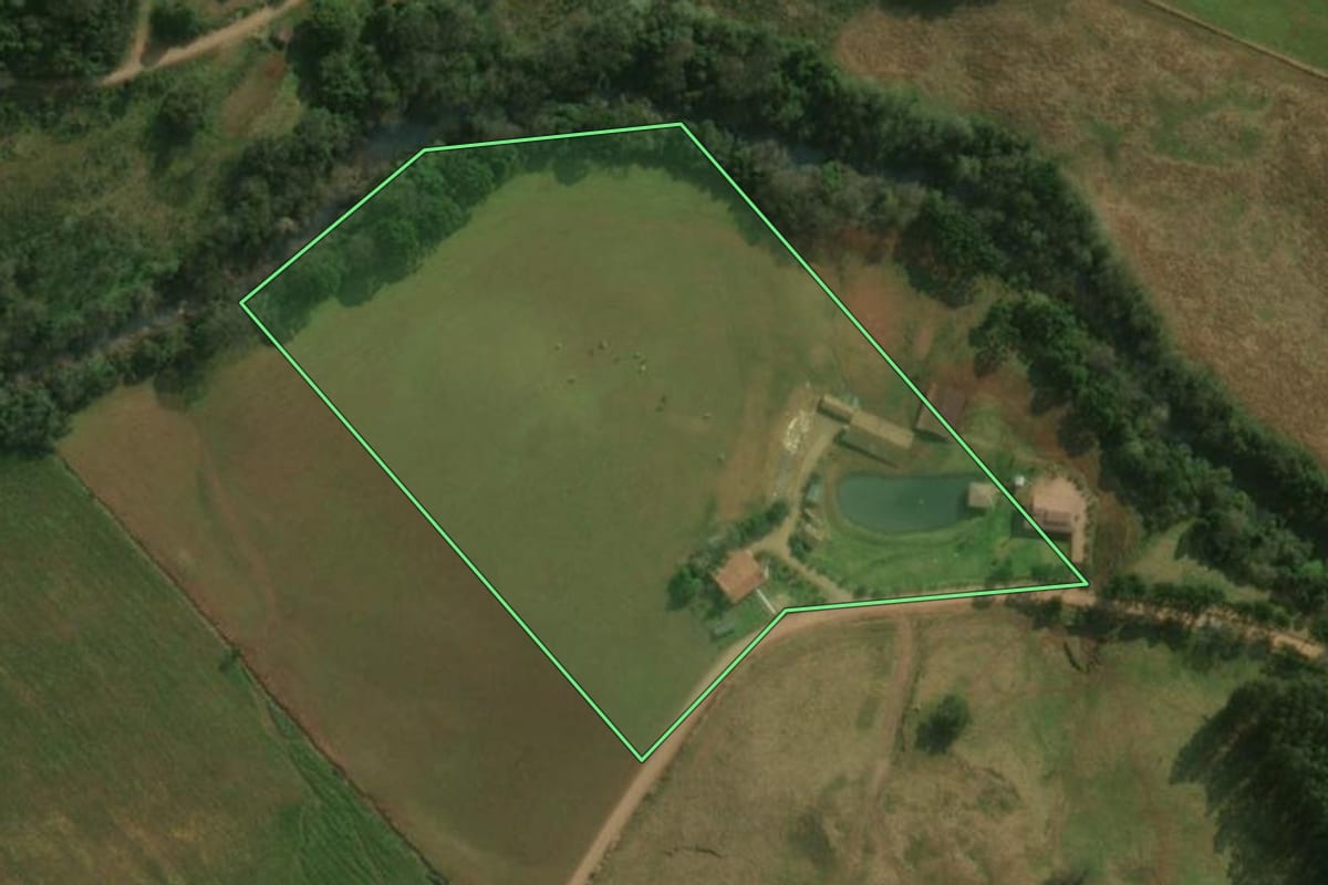 Imagem de satélite do imóvel rural em Princesa (SC), com o contorno declarado no CAR desenhado por cima.
