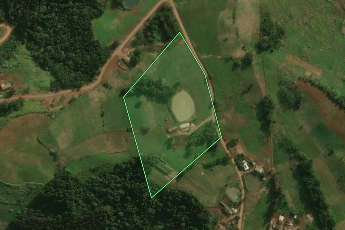 Imagem de satélite do imóvel rural em Princesa (SC), com o contorno declarado no CAR desenhado por cima.