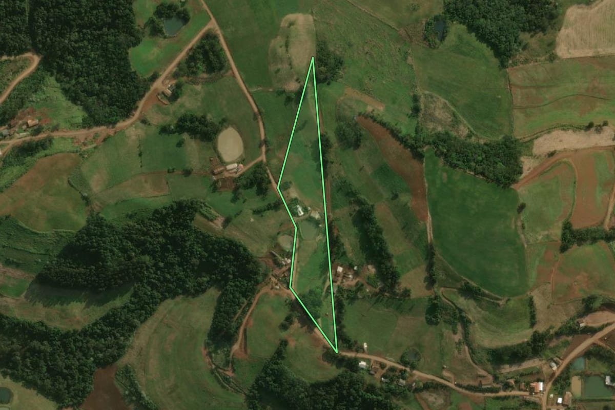 Imagem de satélite do imóvel rural em Princesa (SC), com o contorno declarado no CAR desenhado por cima.