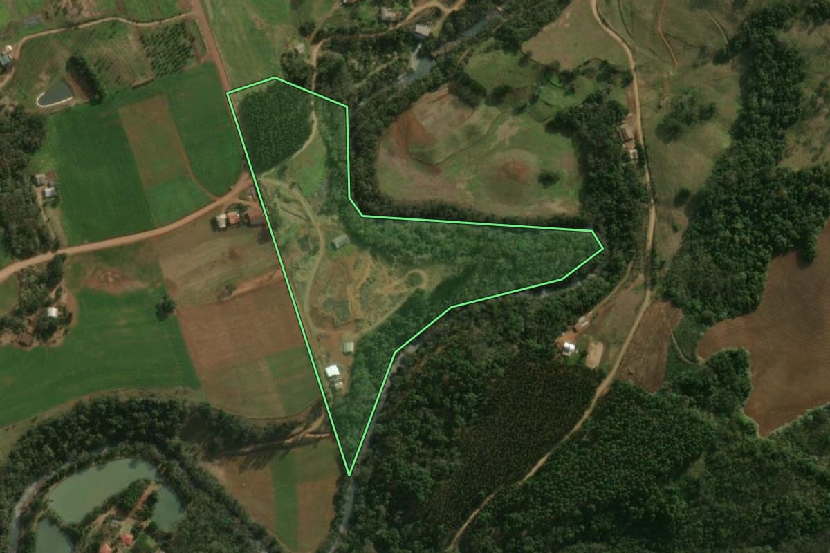 Imagem de satélite do imóvel rural em Princesa (SC), com o contorno declarado no CAR desenhado por cima.