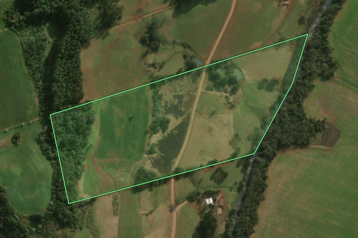 Imagem de satélite do imóvel rural em Princesa (SC), com o contorno declarado no CAR desenhado por cima.