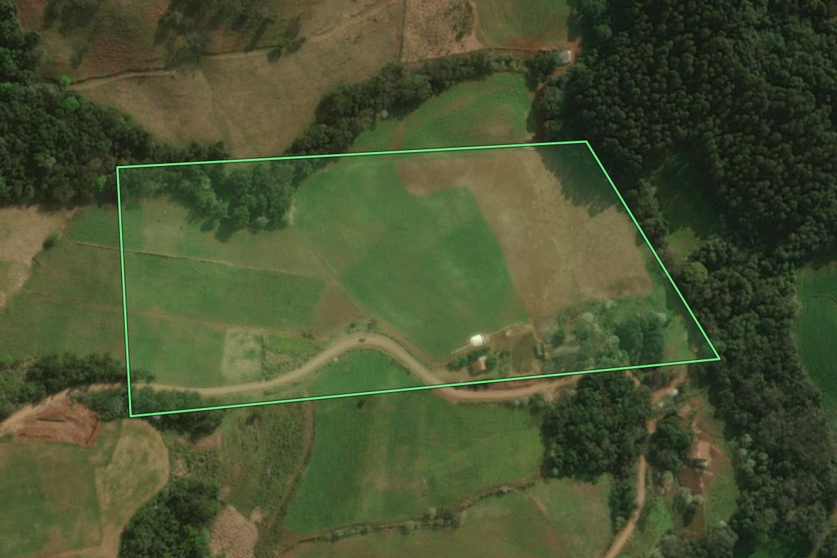 Imagem de satélite do imóvel rural em Princesa (SC), com o contorno declarado no CAR desenhado por cima.