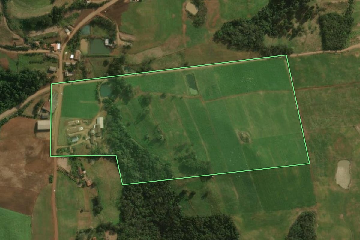 Imagem de satélite do imóvel rural em Princesa (SC), com o contorno declarado no CAR desenhado por cima.