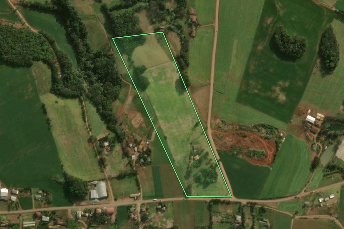 Imagem de satélite do imóvel rural em Princesa (SC), com o contorno declarado no CAR desenhado por cima.