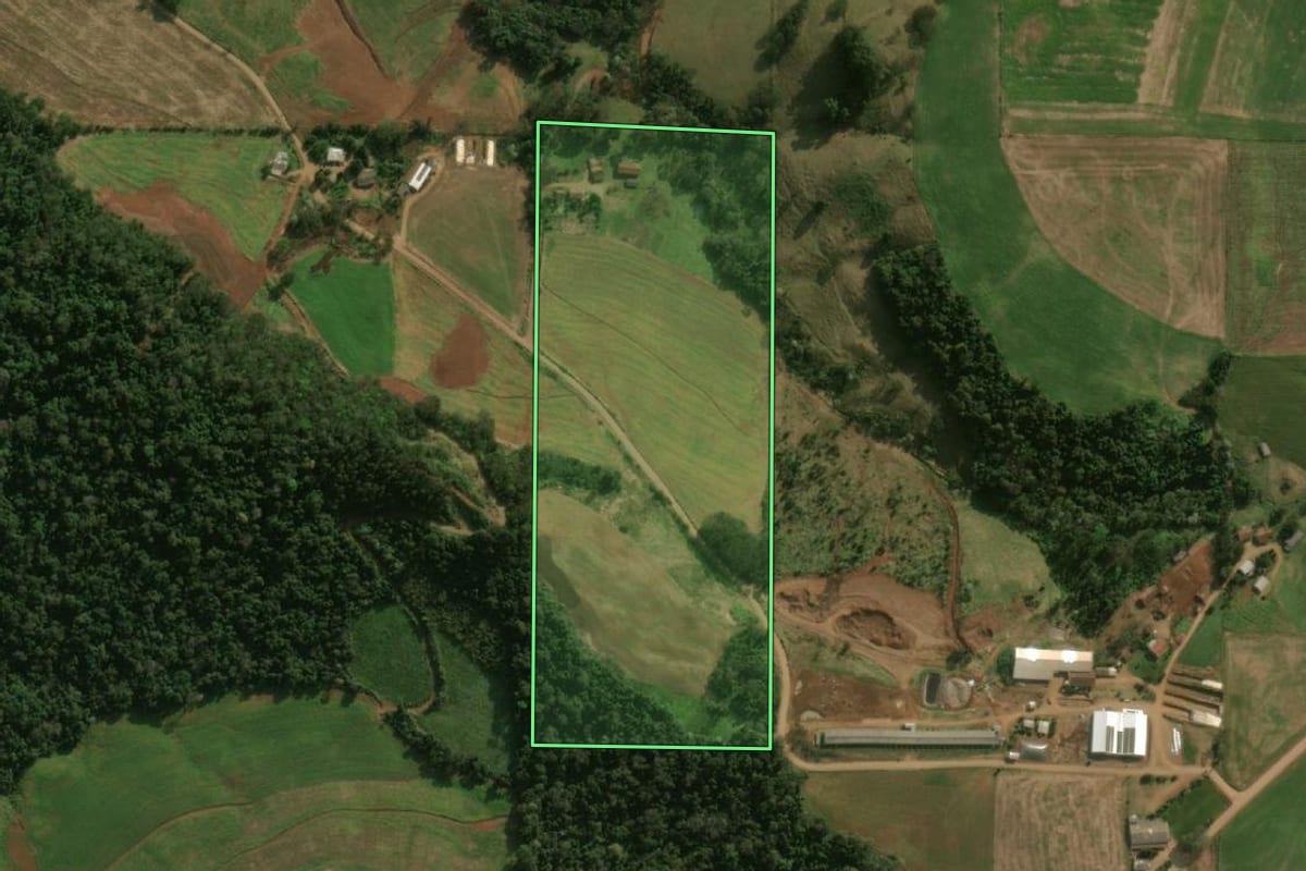Imagem de satélite do imóvel rural em Princesa (SC), com o contorno declarado no CAR desenhado por cima.