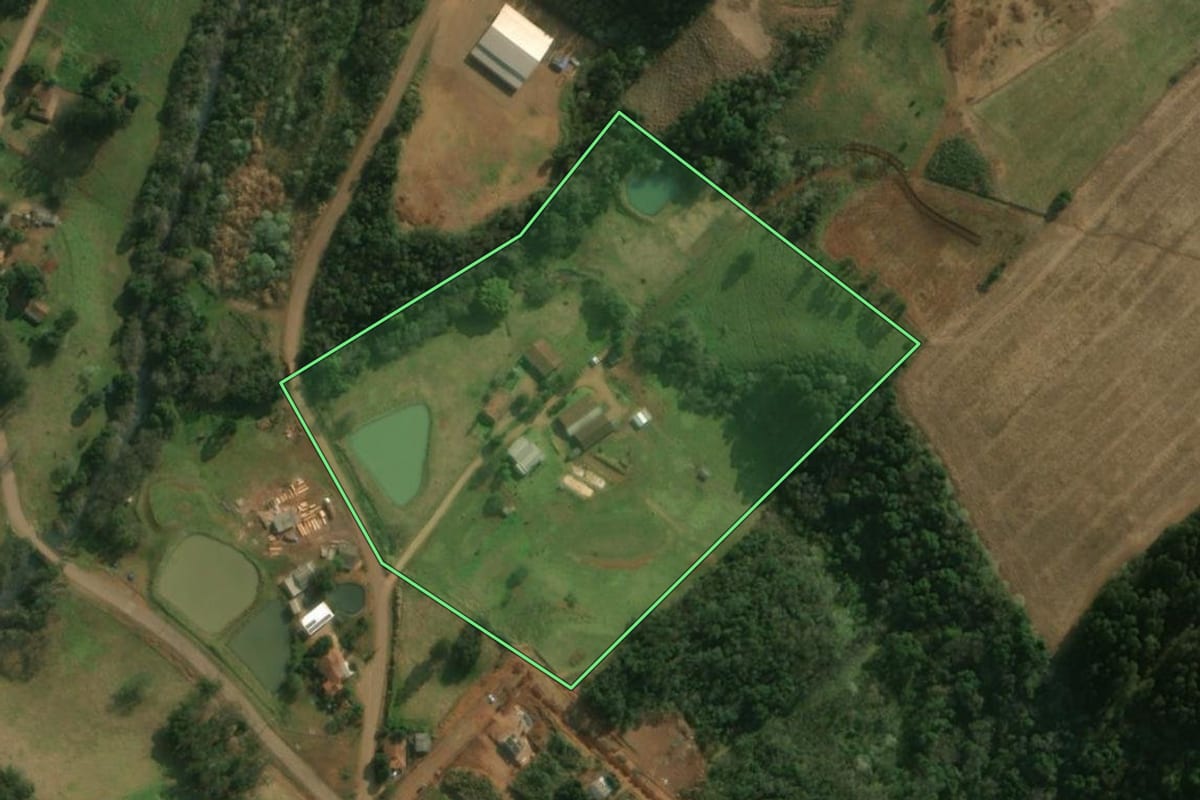 Imagem de satélite do imóvel rural em Princesa (SC), com o contorno declarado no CAR desenhado por cima.