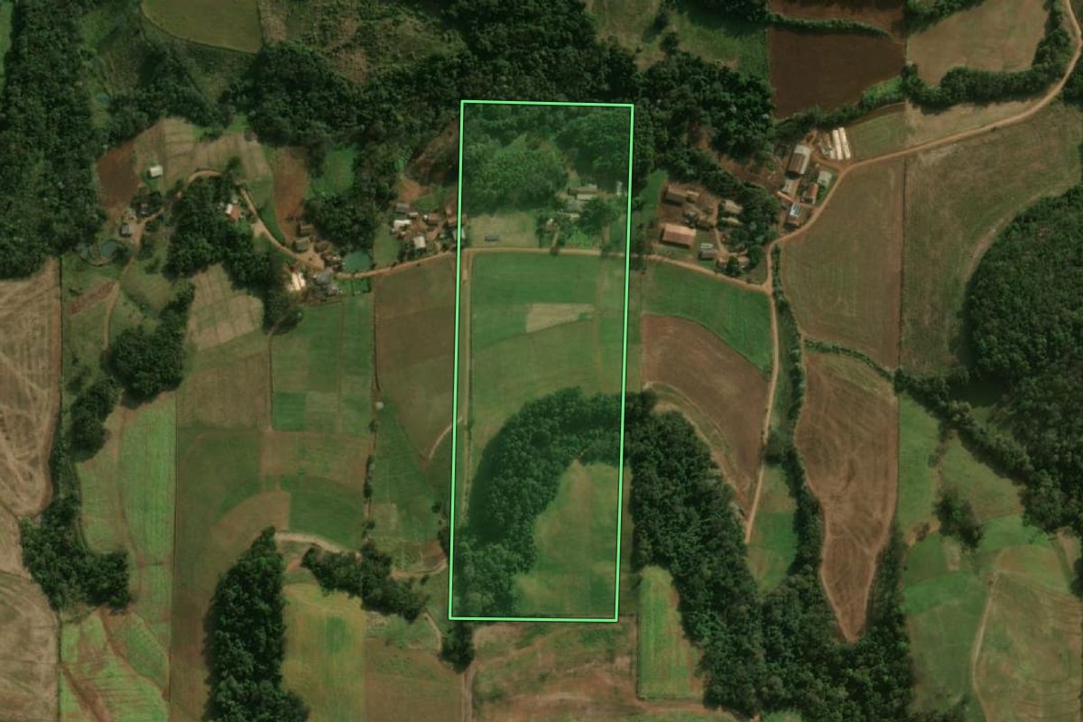 Imagem de satélite do imóvel rural em Princesa (SC), com o contorno declarado no CAR desenhado por cima.