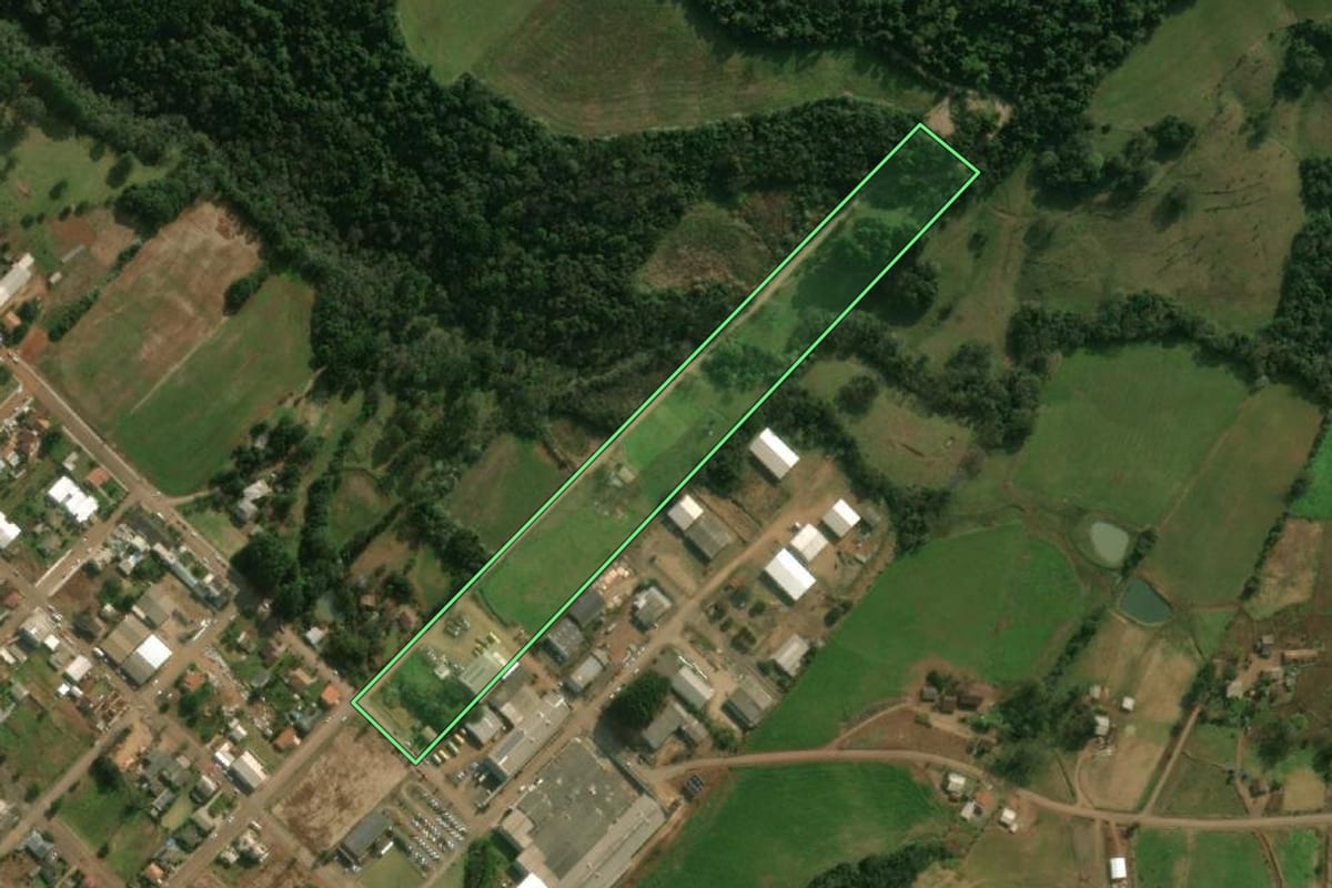 Imagem de satélite do imóvel rural em Princesa (SC), com o contorno declarado no CAR desenhado por cima.