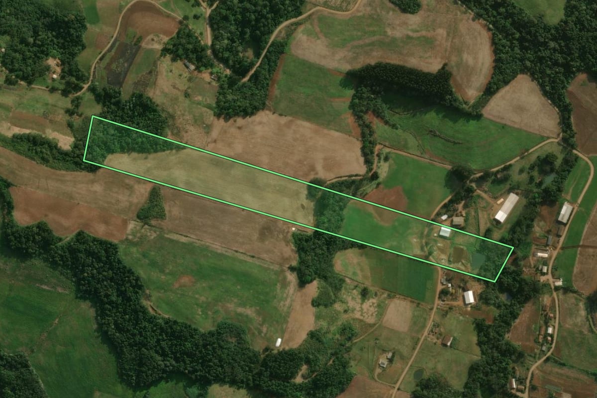 Imagem de satélite do imóvel rural em Princesa (SC), com o contorno declarado no CAR desenhado por cima.
