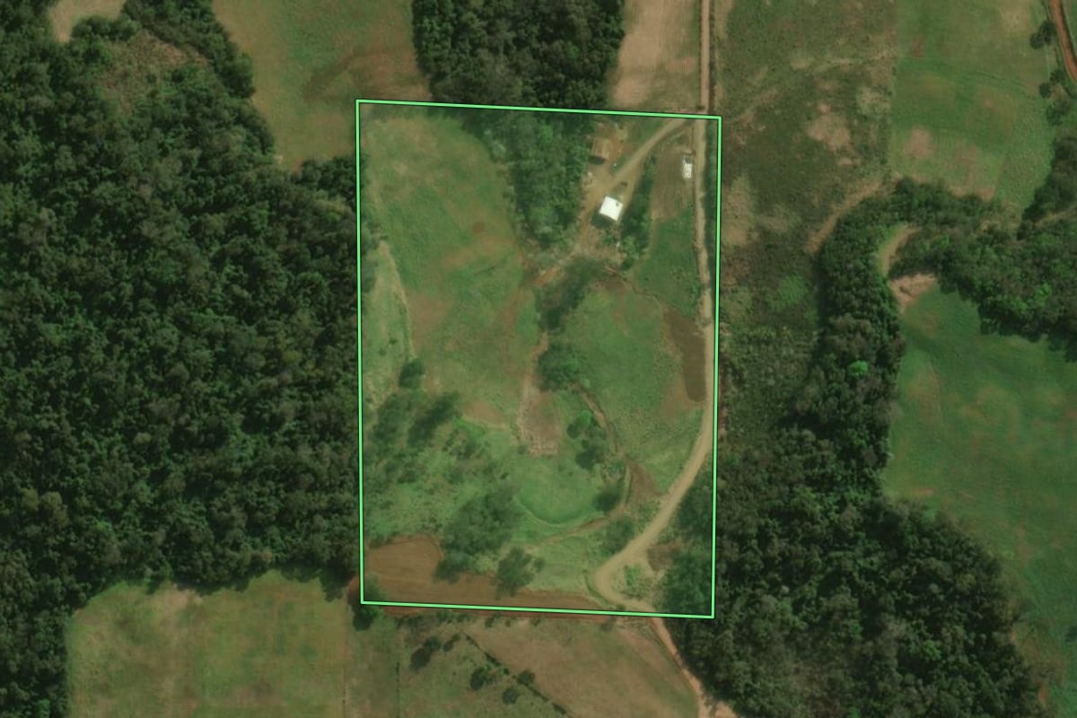 Imagem de satélite do imóvel rural em Princesa (SC), com o contorno declarado no CAR desenhado por cima.