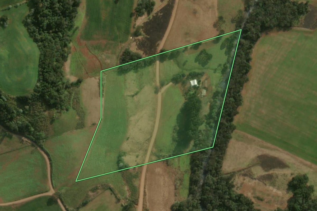 Imagem de satélite do imóvel rural em Princesa (SC), com o contorno declarado no CAR desenhado por cima.