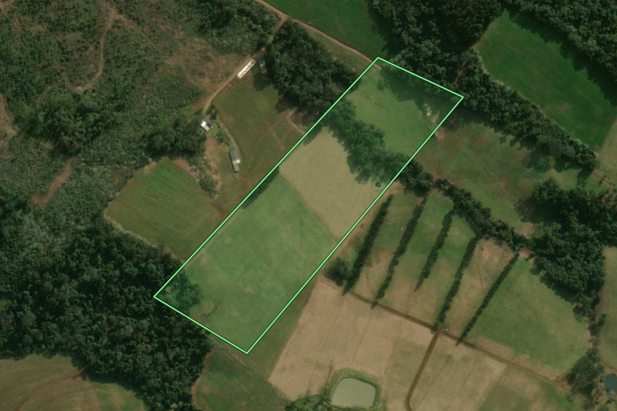 Imagem de satélite do imóvel rural em Princesa (SC), com o contorno declarado no CAR desenhado por cima.