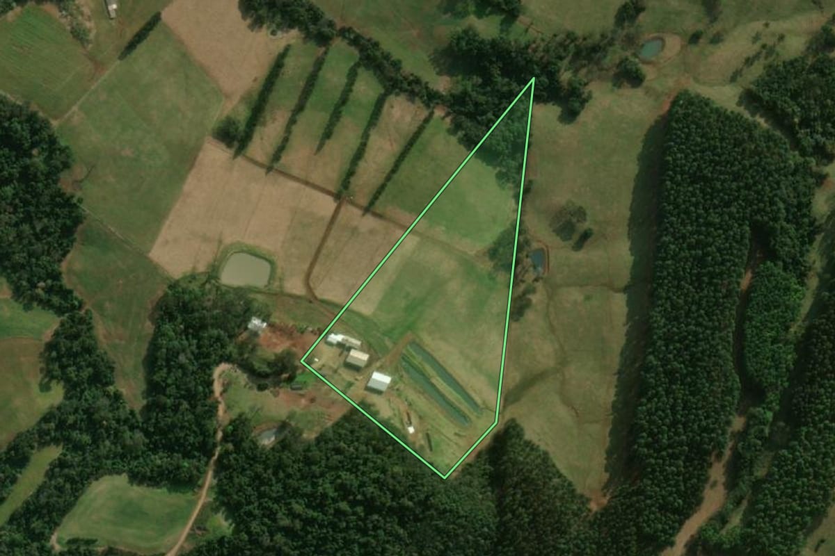 Imagem de satélite do imóvel rural em Princesa (SC), com o contorno declarado no CAR desenhado por cima.