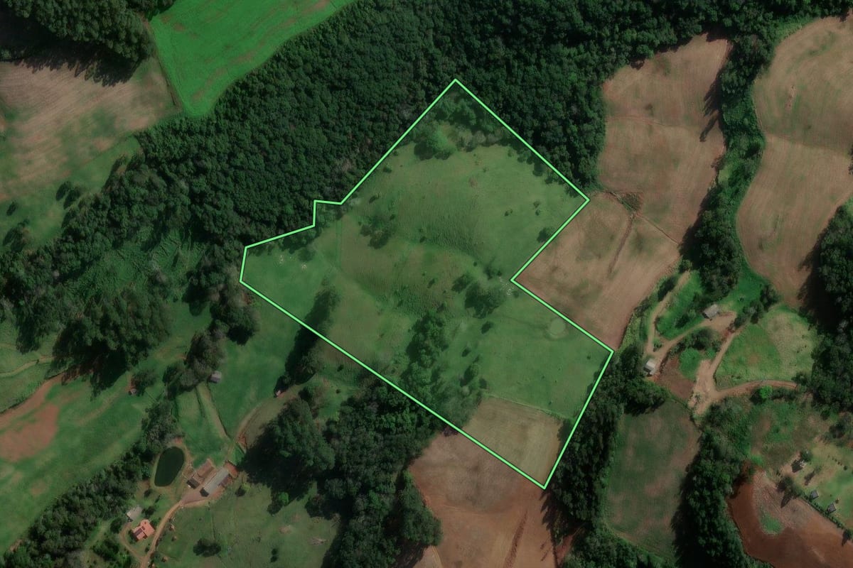 Imagem de satélite do imóvel rural em Quilombo (SC), com o contorno declarado no CAR desenhado por cima.