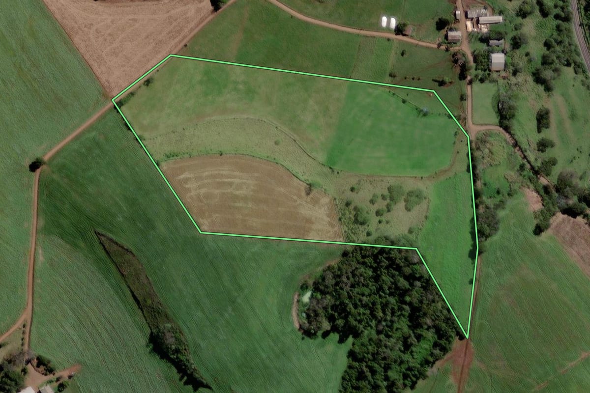 Imagem de satélite do imóvel rural em Quilombo (SC), com o contorno declarado no CAR desenhado por cima.