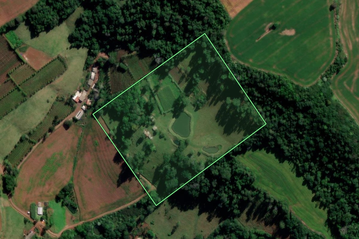 Imagem de satélite do imóvel rural em Quilombo (SC), com o contorno declarado no CAR desenhado por cima.