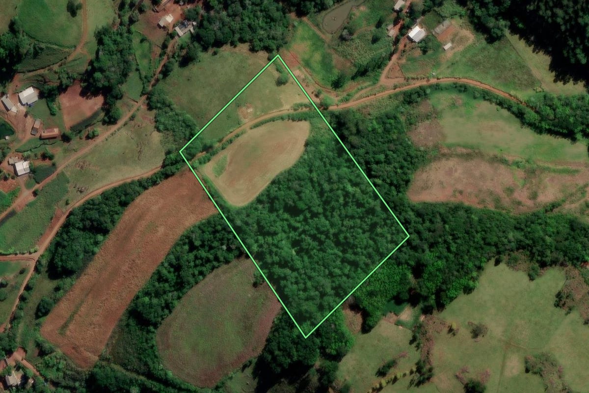 Imagem de satélite do imóvel rural em Quilombo (SC), com o contorno declarado no CAR desenhado por cima.