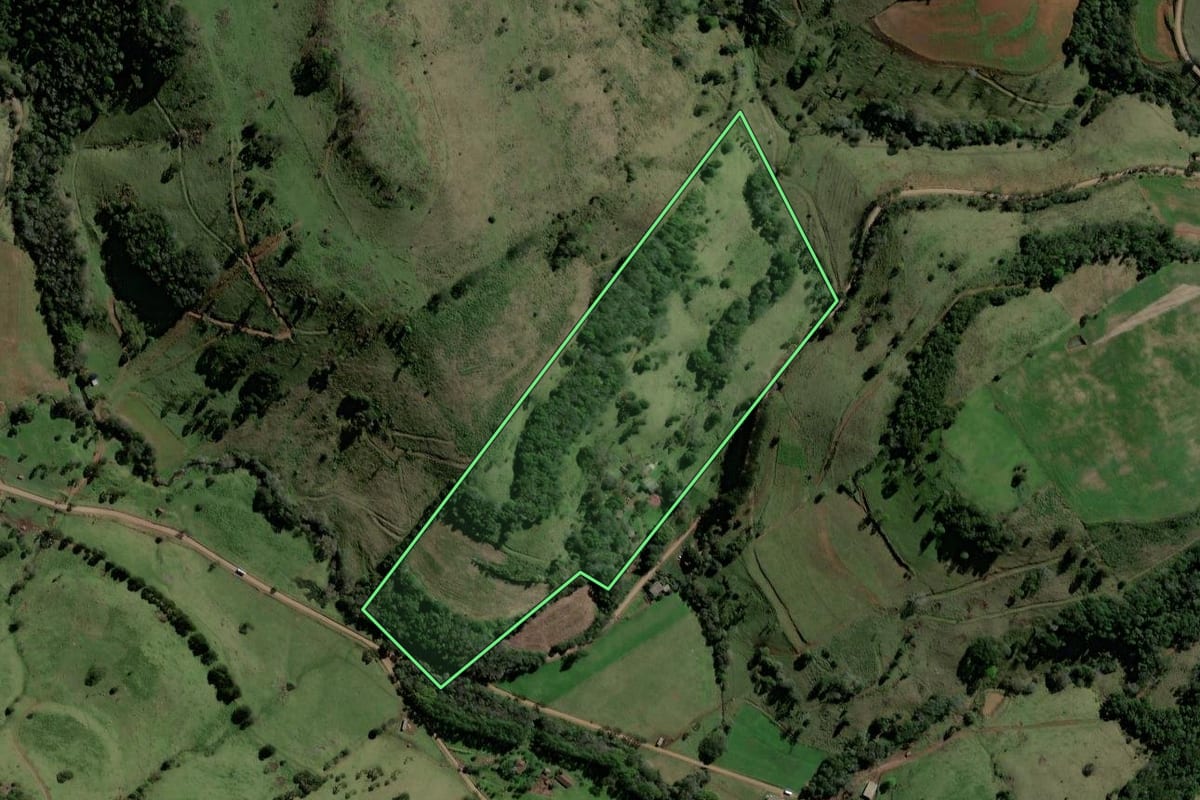Imagem de satélite do imóvel rural em Quilombo (SC), com o contorno declarado no CAR desenhado por cima.