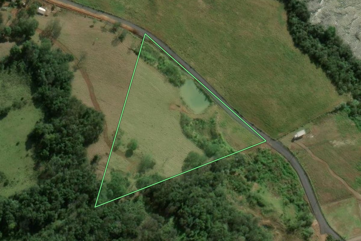 Imagem de satélite do imóvel rural em Quilombo (SC), com o contorno declarado no CAR desenhado por cima.