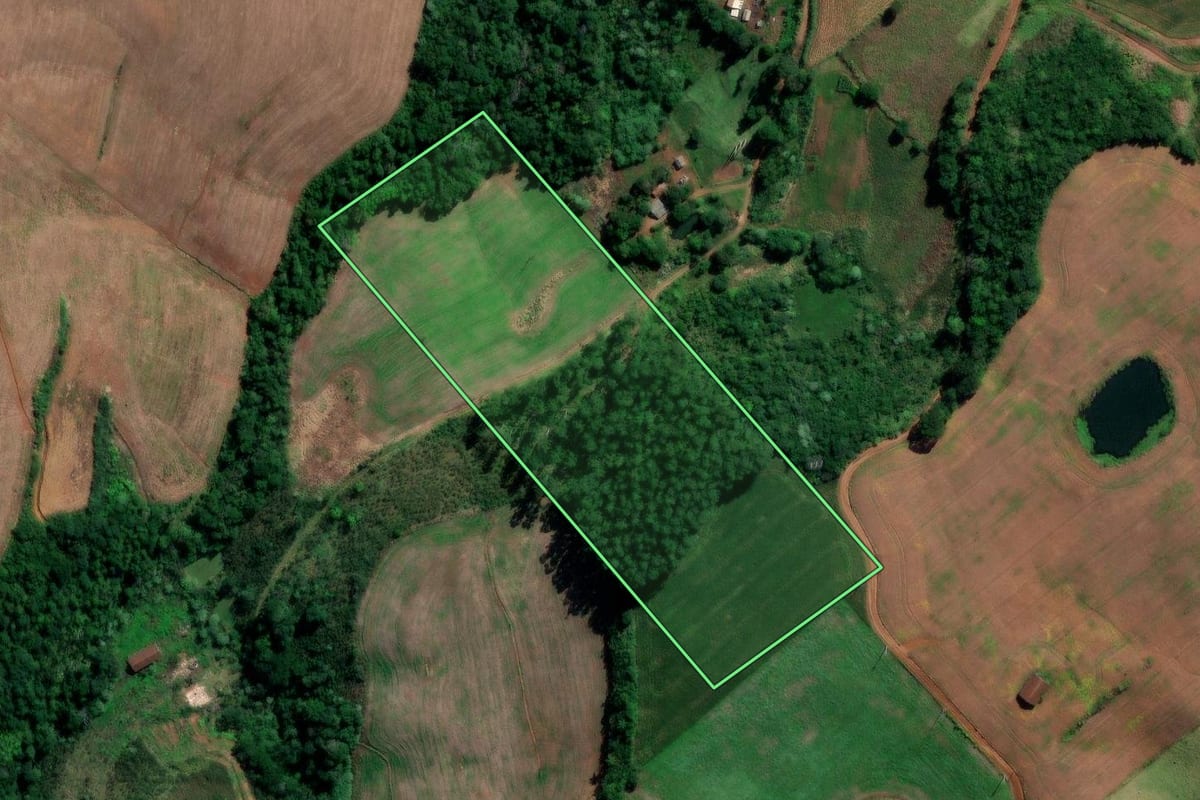 Imagem de satélite do imóvel rural em Quilombo (SC), com o contorno declarado no CAR desenhado por cima.