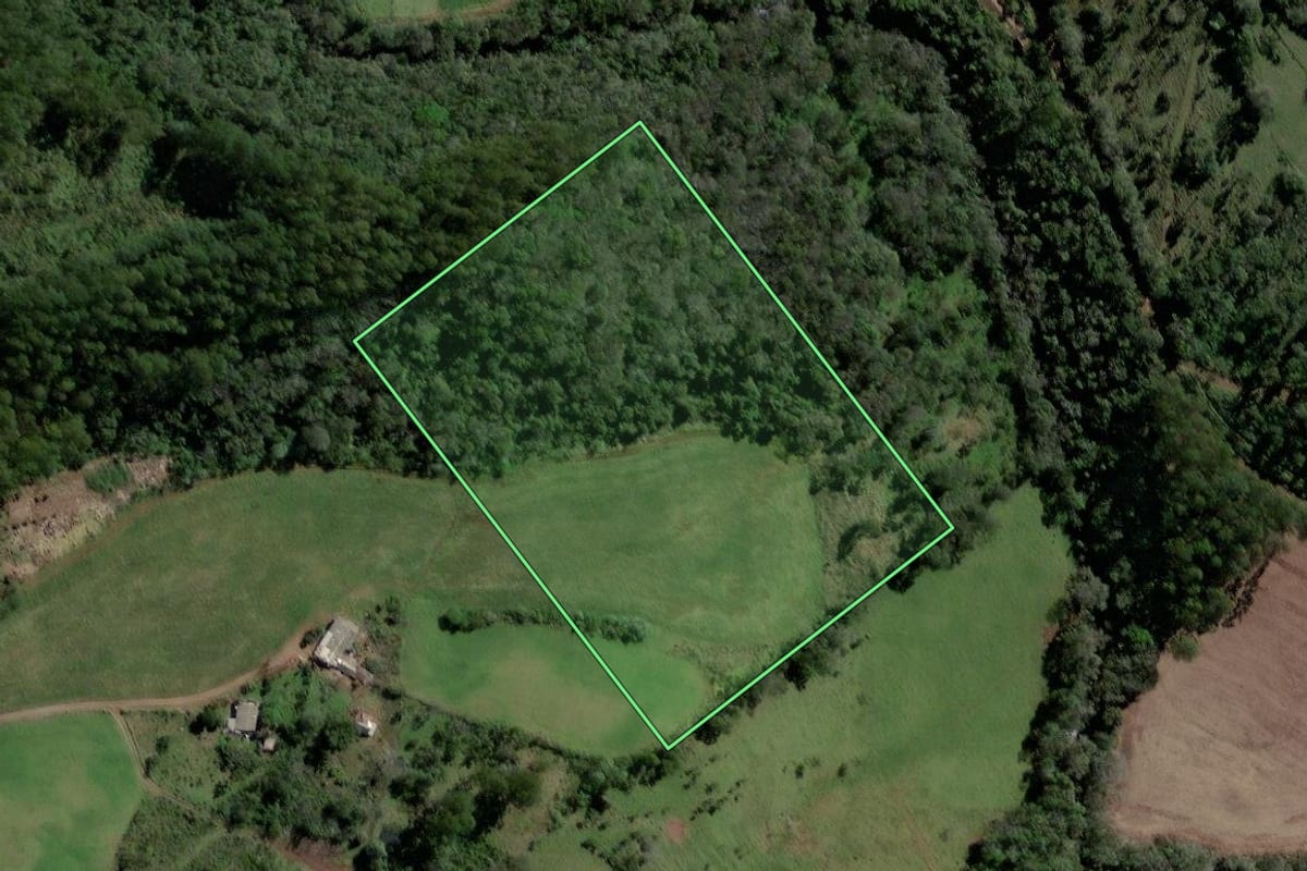 Imagem de satélite do imóvel rural em Quilombo (SC), com o contorno declarado no CAR desenhado por cima.