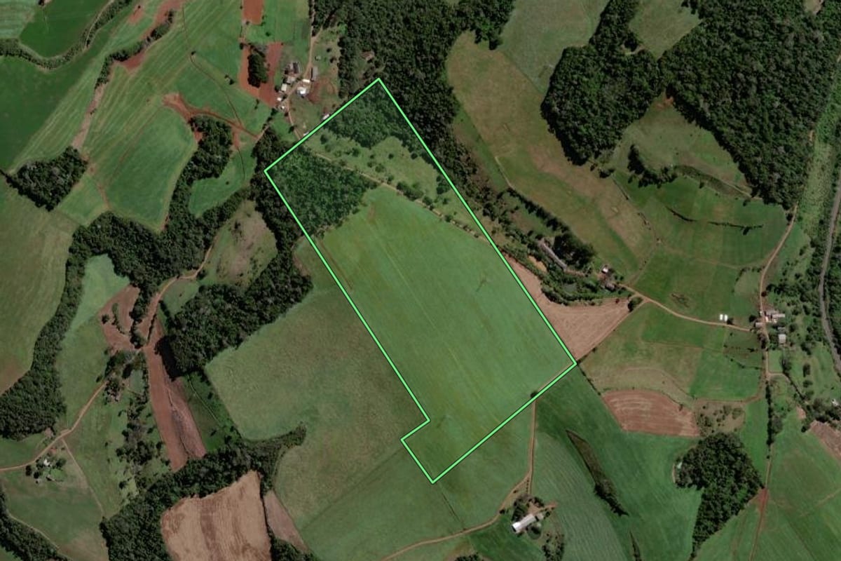 Imagem de satélite do imóvel rural em Quilombo (SC), com o contorno declarado no CAR desenhado por cima.