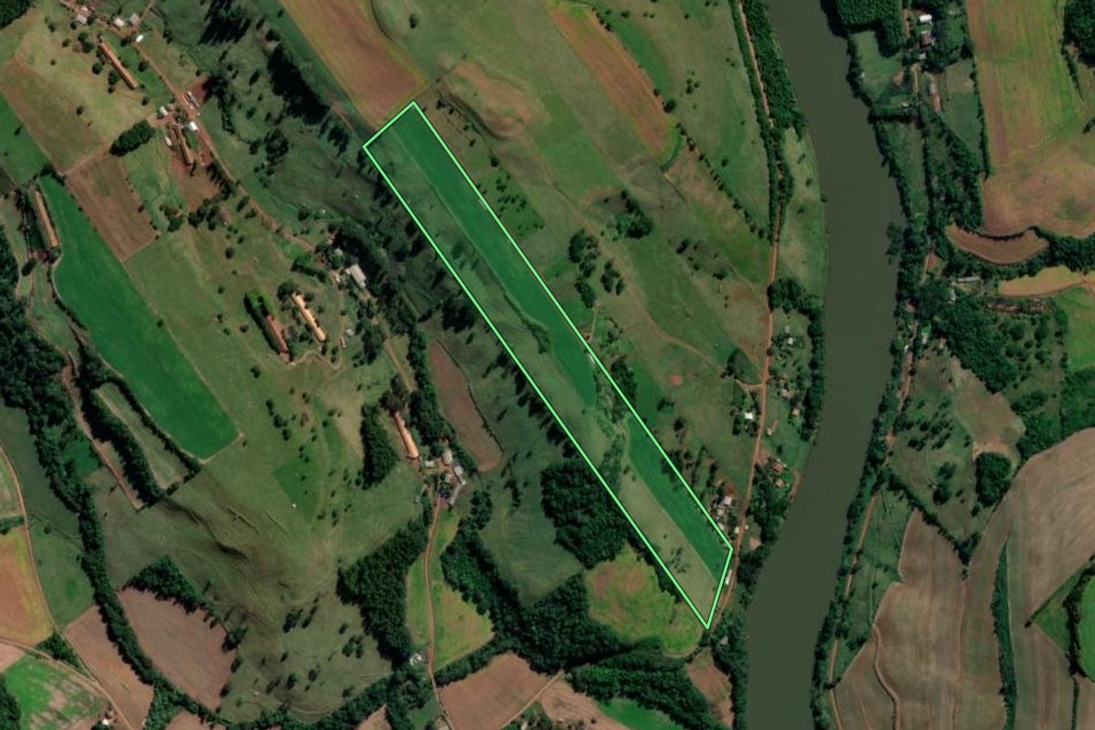 Imagem de satélite do imóvel rural em Quilombo (SC), com o contorno declarado no CAR desenhado por cima.
