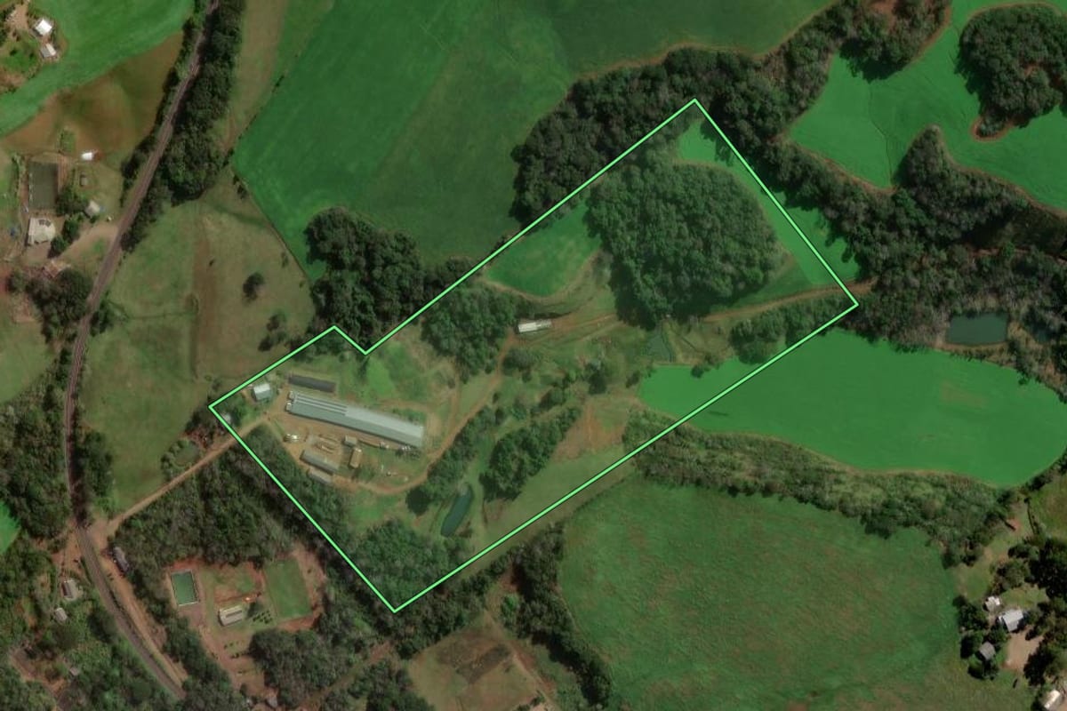 Imagem de satélite do imóvel rural em Quilombo (SC), com o contorno declarado no CAR desenhado por cima.