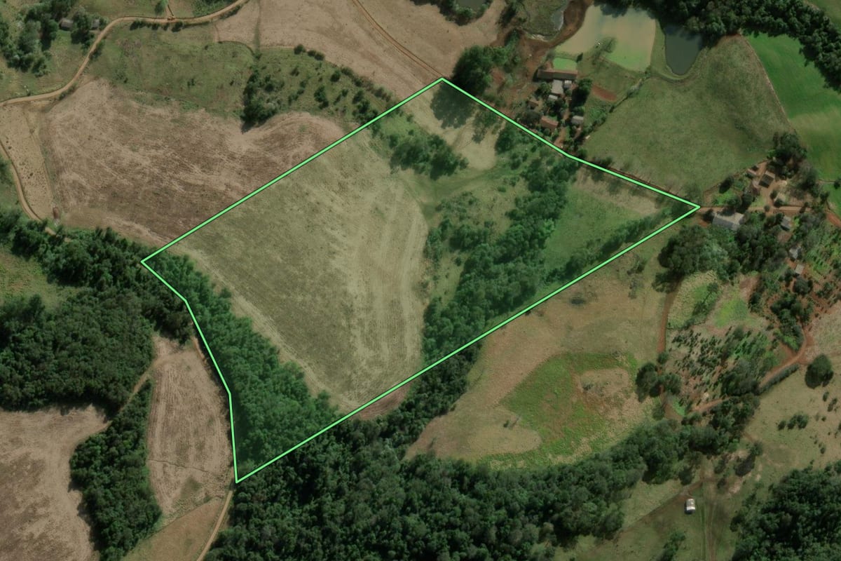 Imagem de satélite do imóvel rural em Quilombo (SC), com o contorno declarado no CAR desenhado por cima.