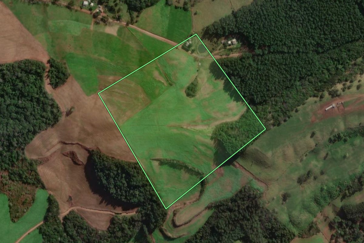 Imagem de satélite do imóvel rural em Quilombo (SC), com o contorno declarado no CAR desenhado por cima.