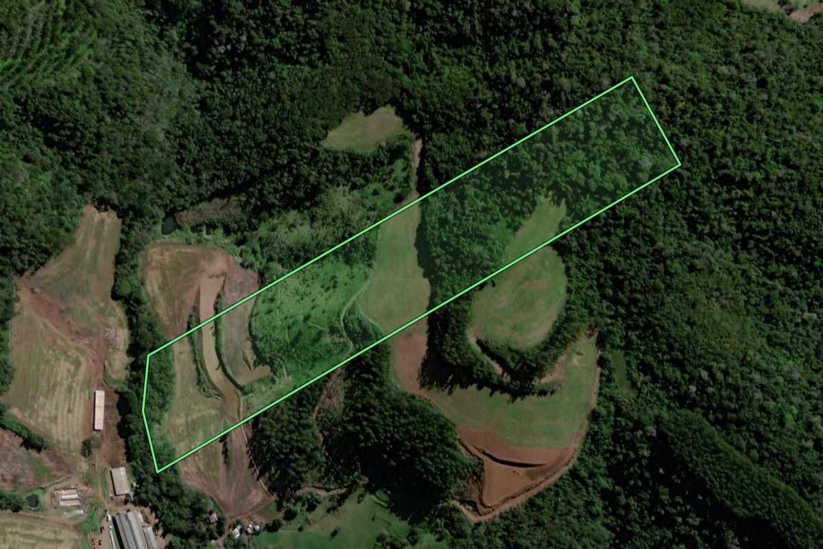 Imagem de satélite do imóvel rural em Quilombo (SC), com o contorno declarado no CAR desenhado por cima.