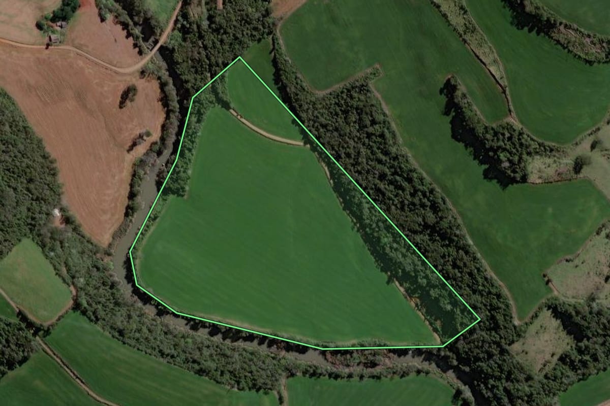 Imagem de satélite do imóvel rural em Quilombo (SC), com o contorno declarado no CAR desenhado por cima.