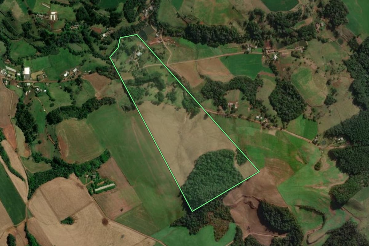 Imagem de satélite do imóvel rural em Quilombo (SC), com o contorno declarado no CAR desenhado por cima.