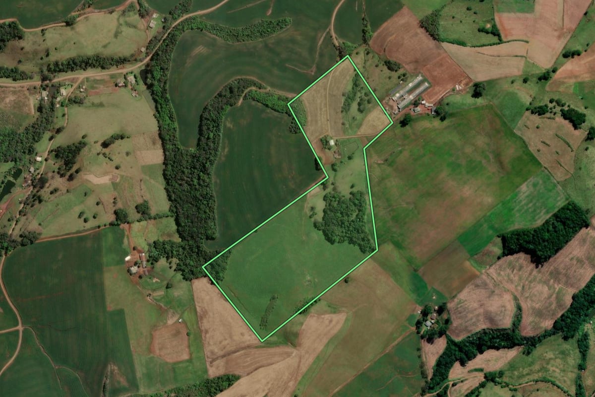 Imagem de satélite do imóvel rural em Quilombo (SC), com o contorno declarado no CAR desenhado por cima.